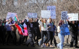 学生游行反ICE 家长：他们不应成政治工具