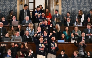 川普戴上男子冰球队冬奥金牌：我不还了