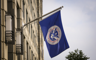 美审查19国移民入籍案 欺诈者恐被撤公民身份