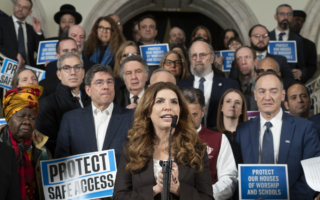 纽约市议会加强反仇恨立法 逾百人到场发言