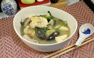 【梁厨美食】芫荽皮蛋豆腐鳕鱼片骨汤～调理肠胃！