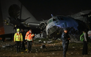 玻利维亚运钞军机坠毁 撞入街道至少15死