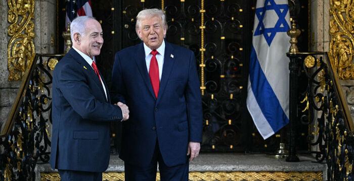 川普与以总理告知伊朗人民准备接管政权