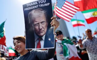 组图：美以联合打击伊朗 多国民众集会欢庆