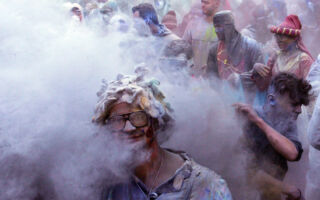 希腊海滨小镇上演年度“面粉大战”