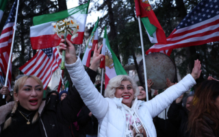 哈梅内伊被斩首 伊朗人狂欢 中共学者遭打脸