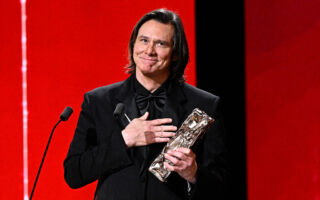 金凯瑞获颁凯撒奖终身成就奖 新造型引发热议