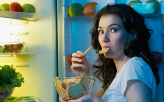 为什么刚吃饱还是忍不住吃零食？