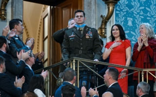 直升机飞行员活捉马杜罗时受伤 川普授勋章