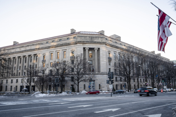 美两女子跟踪ICE官员并直播过程 被判重罪