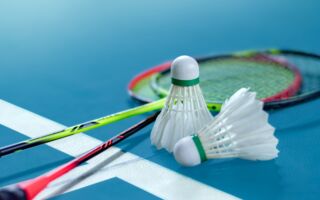 大陆多个羽毛球品牌降价 之前高价囤货的亏了