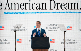 美财长淡化伊朗战争影响 称石油供应仍充足