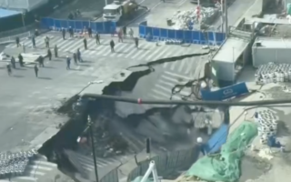 上海地铁施工区再发生塌陷 地面现巨大坑洞