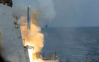 美军摧毁伊朗海军 击沉潜艇等17艘军舰