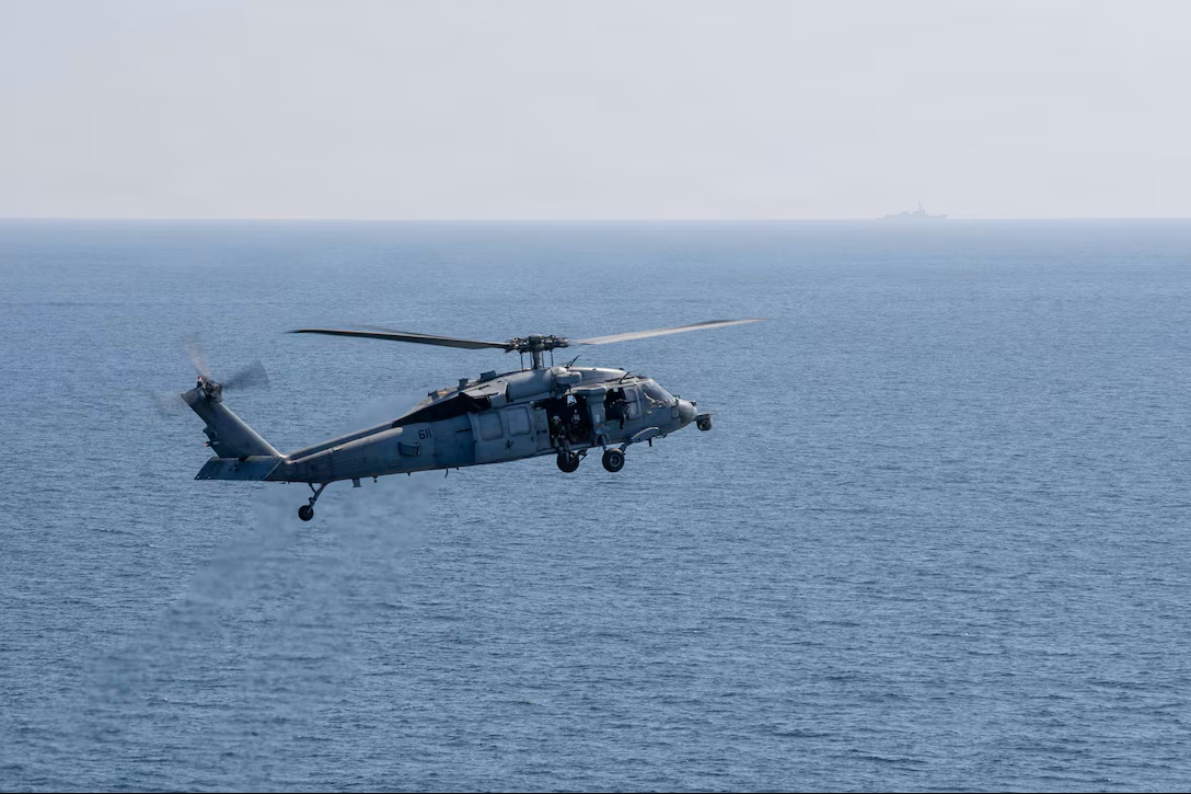 2026年3月3日,隶属于第14直升机海上作战中队(HSC-14)的一架MH-60S“海鹰”直升机飞越尼米兹级航空母舰“亚伯拉罕‧林肯”号(CVN 72),支援“史诗狂怒行动”。 (美国海军照片)