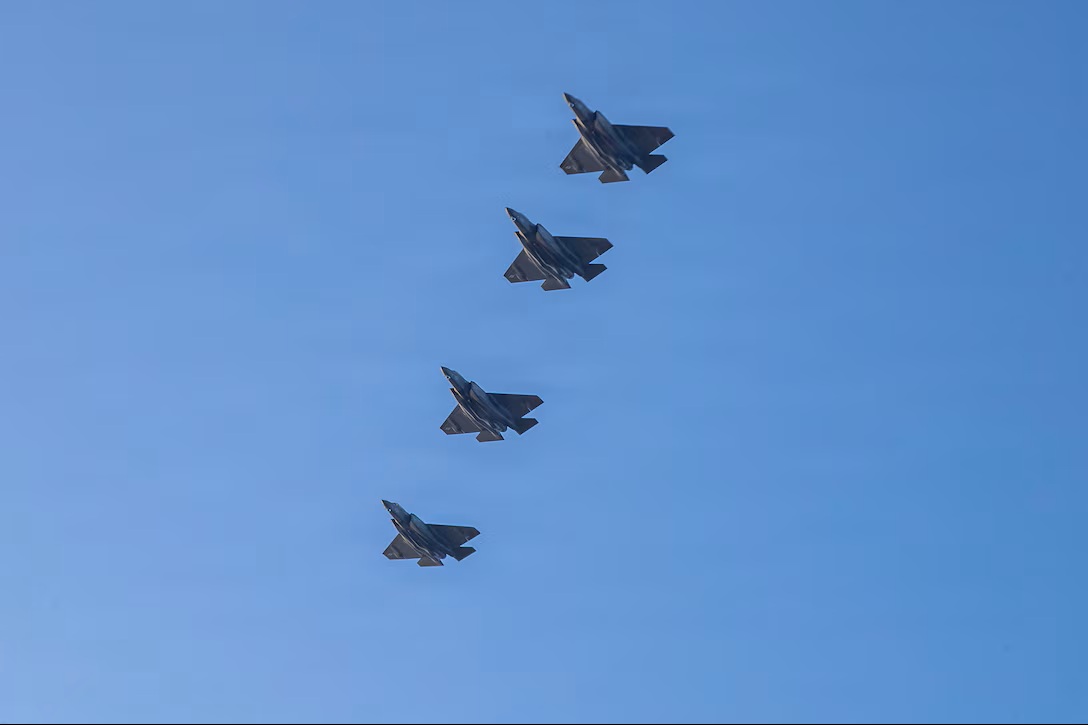 2026年3月3日,美国海军飞机飞越尼米兹级航空母舰“亚伯拉罕‧林肯号”(CVN 72)的飞行甲板,支援“史诗狂怒行动”。 (美国海军照片)