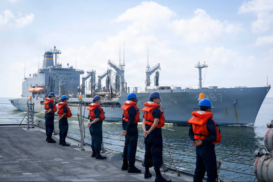 2026年3月3日,隶属于阿利·伯克级飞弹驱逐舰“德尔伯特·D·布莱克”号(DDG 119)的美国海军水兵在美军中央司令部责任区内,与舰队补给油船“亨利·J·凯泽号”(T-AO 187)进行海上补给作业,以支援“狂怒行动”。 (美国海军照片)