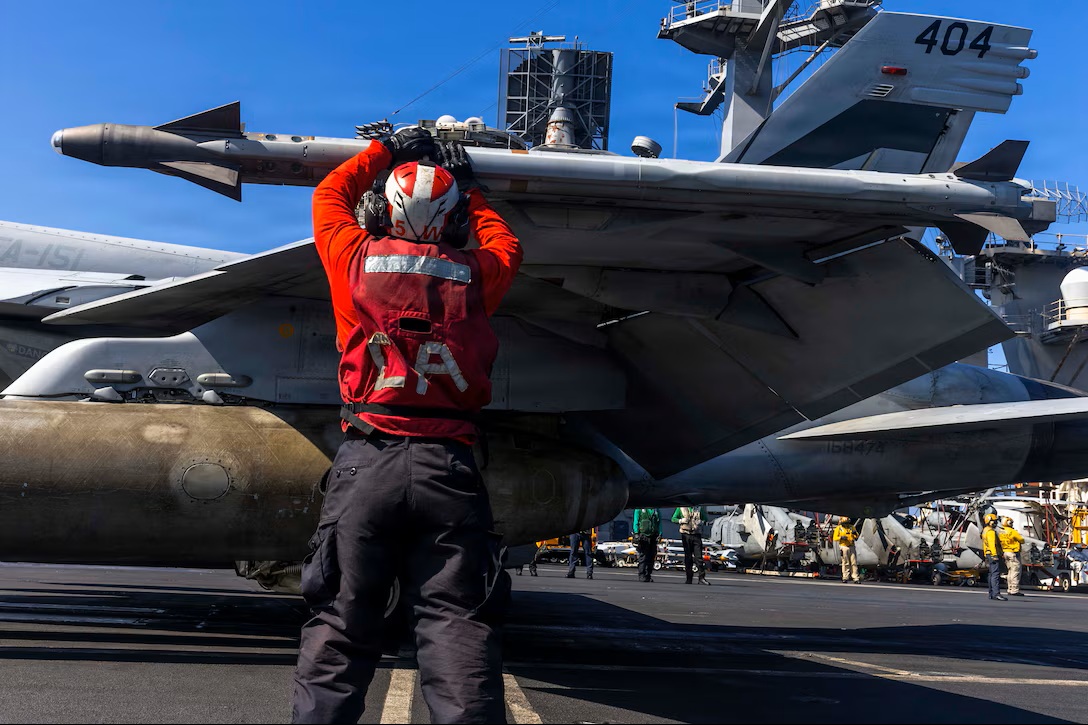 2026年3月3日,在“史诗狂怒行动”中,一名美国海军水兵在尼米兹级航空母舰“亚伯拉罕·林肯”号(CVN 72)的飞行甲板上,检查隶属于第151战斗攻击机中队(VFA-151)的F/A-18E“超级大黄蜂”战斗机上的黄蜂。 (美国海军照片)