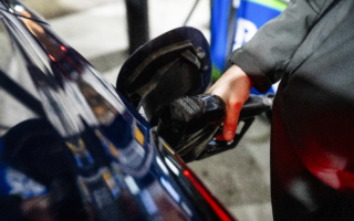 油价飙升就业市场放缓 美股三大指数收低