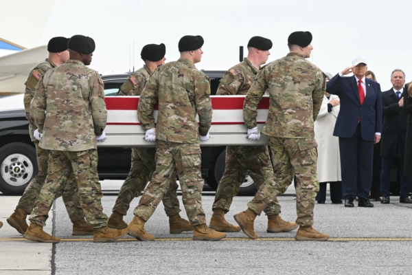 川普在多佛空军基地迎接六名阵亡士兵灵柩