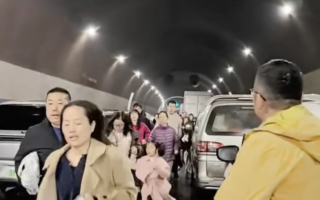 京昆高速隧道货车突起火 民众弃车大逃亡