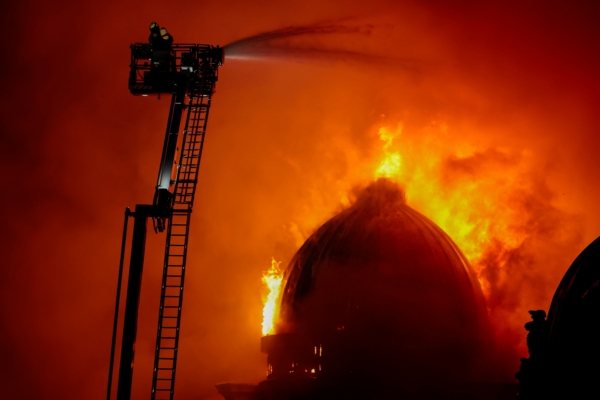 英国格拉斯哥中央车站附近起火 车站暂关闭