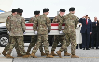 川普在多佛空军基地迎接六名阵亡士兵灵柩