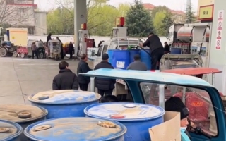 大陆油价四连涨 多地加油站排长龙