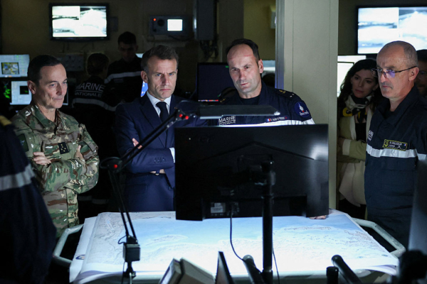 法国将部署十多艘军舰 或在霍尔木兹海峡护航