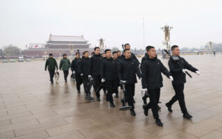 袁斌：连游客手机壳都要拆开查的中共两会