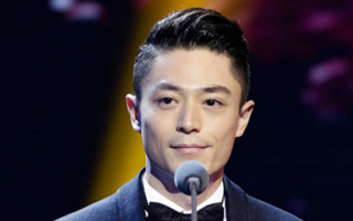 霍建华看秀坐姿火爆网络 中年闯时尚圈引关注