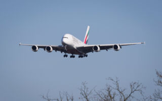 中东开战影响航班 旅游保险会赔吗？