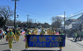 法轮功腰鼓队参加圣派翠克节游行 民众喝采