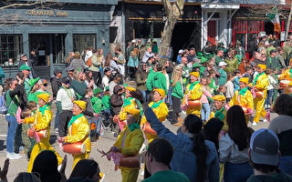 法轮功参加罗德岛圣派翠克游行 民众喝采不断