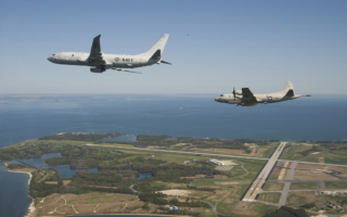 川普访华前夕 美海军飞机飞越台湾海峡