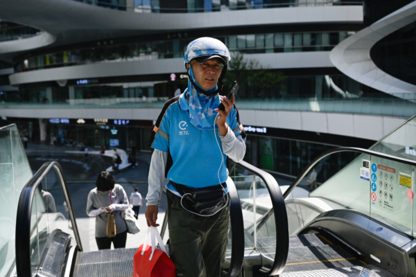 遇幼童异物卡喉 上海外卖小哥弃单施救