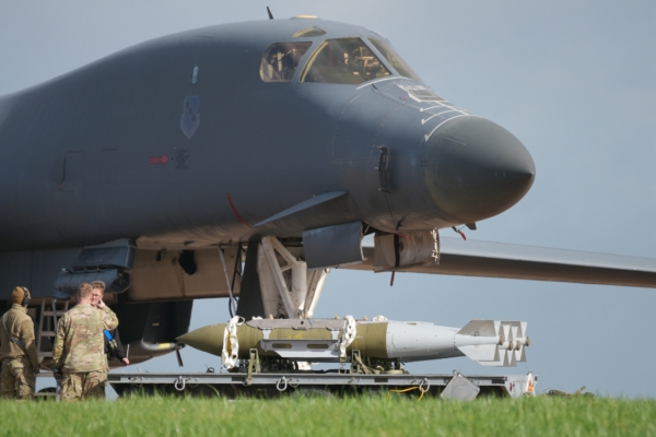 组图：锁定伊朗碉堡？美B-1装载JDAM炸弹