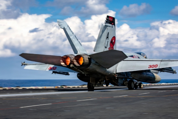 福特号航母洗衣房火警致2伤 继续全面运作