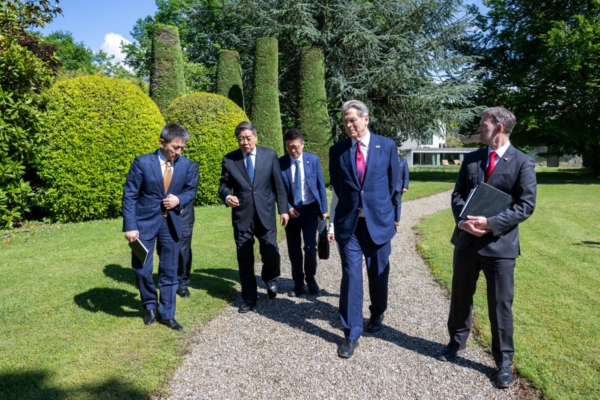 美财长将在巴黎会晤何立峰 为川习会铺路