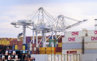 川普考虑放宽美国航运规则 以应对油价飙升