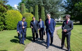 美财长将在巴黎会晤何立峰 为川习会铺路