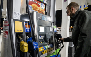 受对伊朗战事影响 全美油价周一或上涨