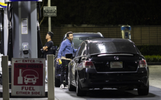 加州进口石油3成来自中东 伊朗战争或推高油价