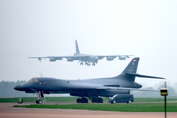 B-52轰炸机执行夜间打击伊朗任务 视频曝光