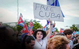 古巴爆发反政府抗议 民众怒闯共产党党部