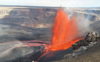 “熔岩喷泉” 夏威夷火山狂喷千英尺岩浆