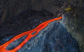 组图：意大利火山喷出壮观熔岩流 游客争睹