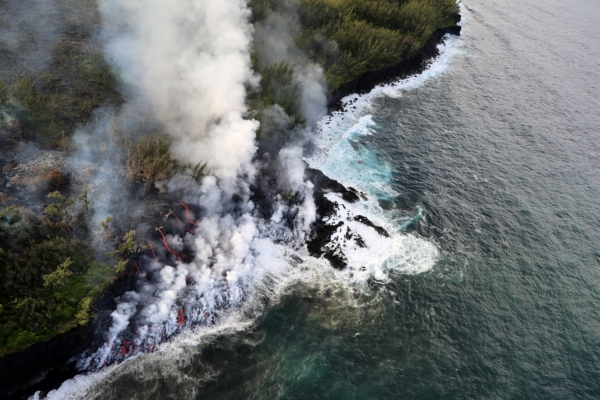 组图：留尼汪岛火山熔岩奔流入海 蔚为壮观
