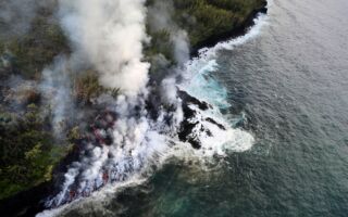 组图：留尼汪岛火山熔岩奔流入海 蔚为壮观