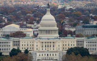 美参议院就《拯救美国法案》展开辩论